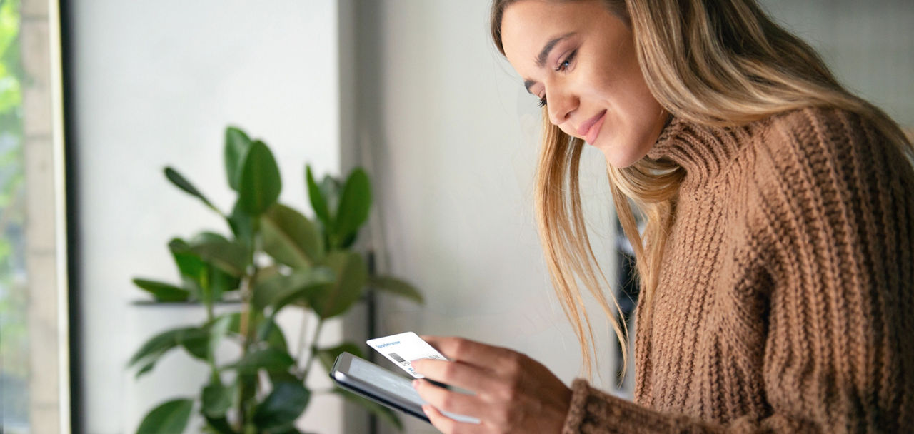 Frau hält eine Smartphone und eine Kreditkarte in der Hand