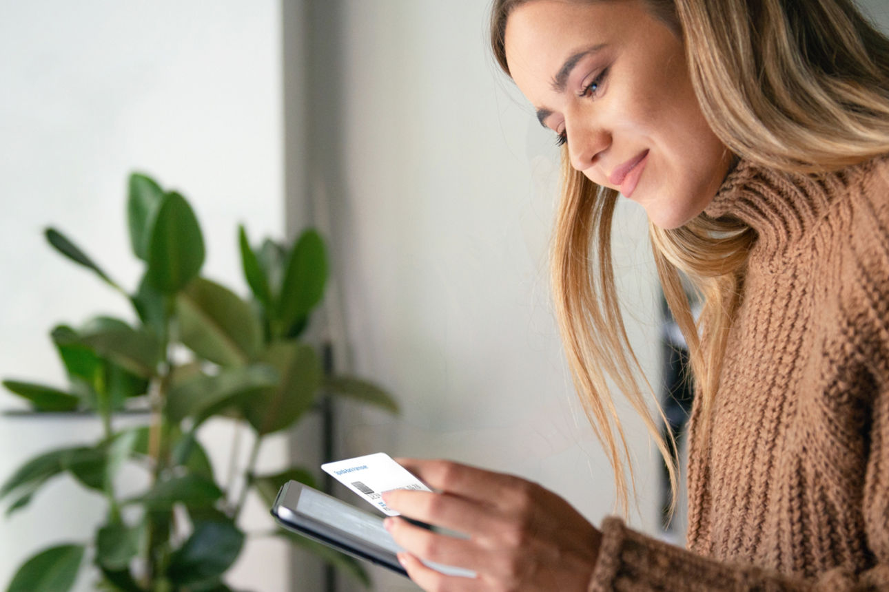 Frau hält eine Smartphone und eine Kreditkarte in der Hand