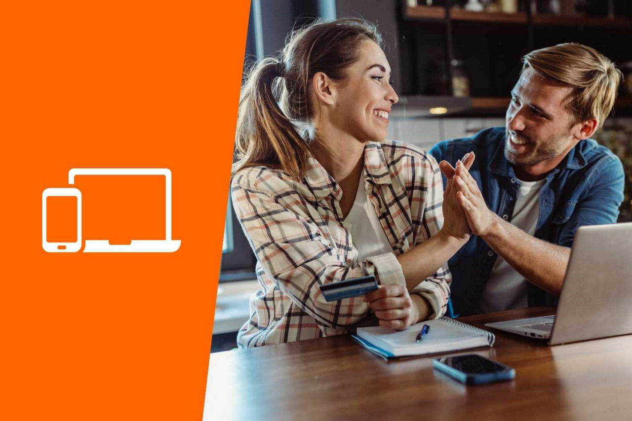 Paar gibt sich Highfive während Sie Ihre Finanzen checken