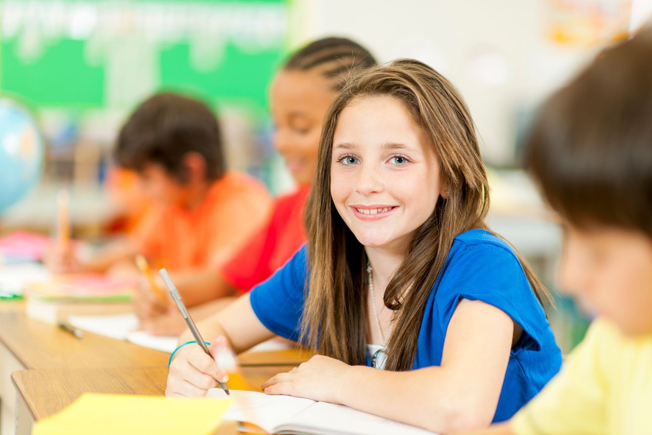 Junges Mädchen sitzt im Klassenzimmer