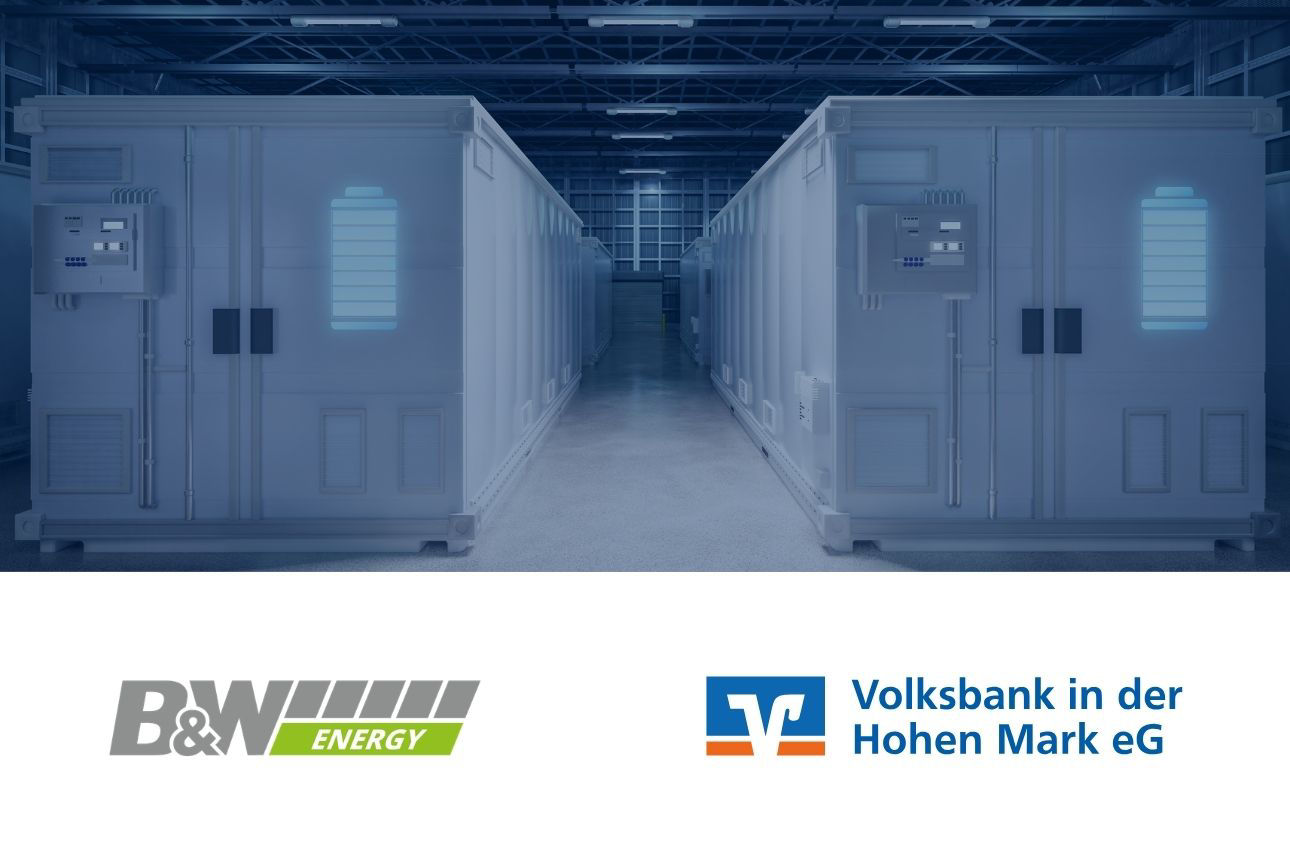 Energiespeicheranlage in Containerbauweise in einer Industriehalle; rechts die Logos von B&W Energy und Volksbank in der Hohen Mark eG.