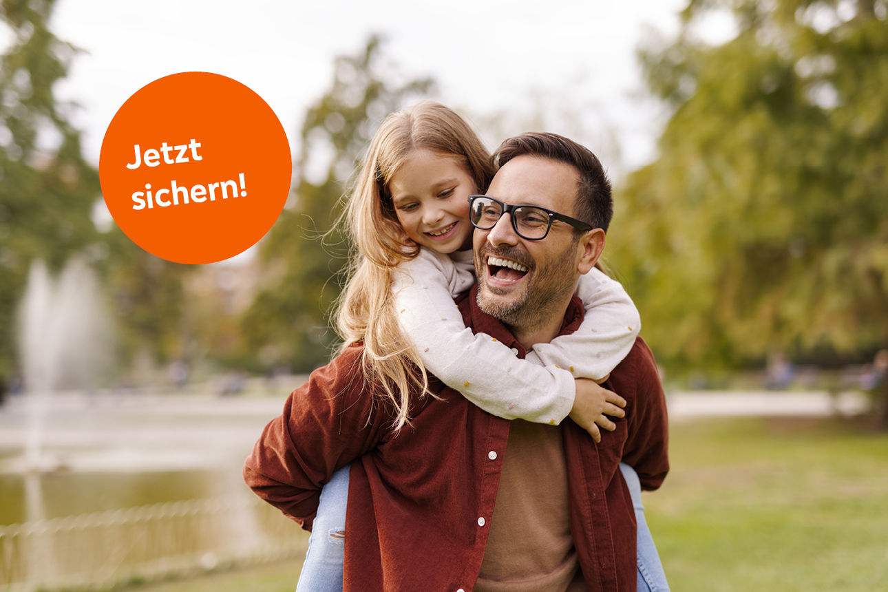 zwei Kinde spielen in einem Garten in sommerlicher Kleidung