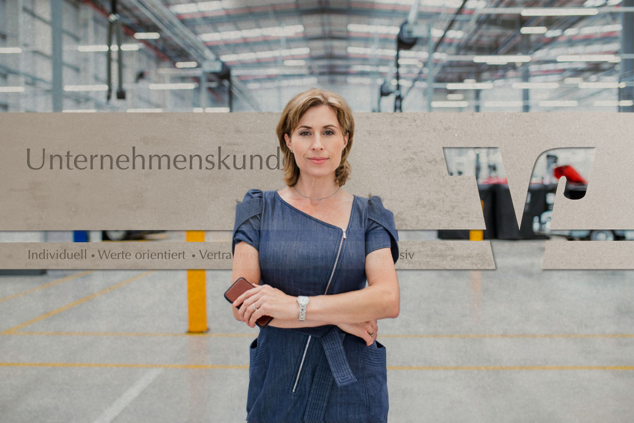 Lächelnder Mann mit Anzug