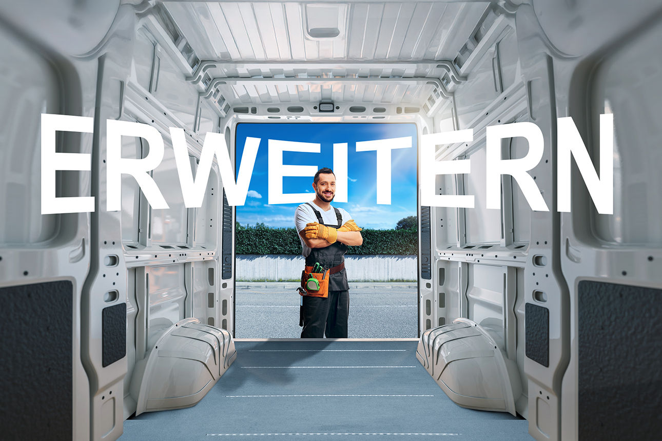 Ein Handwerker posiert mit verschränkten Armen in vor der offenen Tür eines Transporters