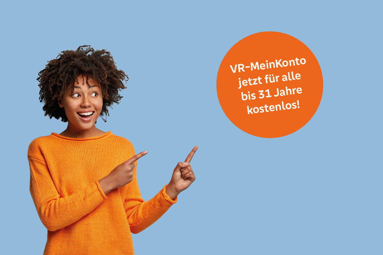 Eine Frau zeigt mit 2 Fingern auf eine orangene Bubble in der steht: VR-MeinKonto jetzt für alle bis 31 Jahre kostenlos!