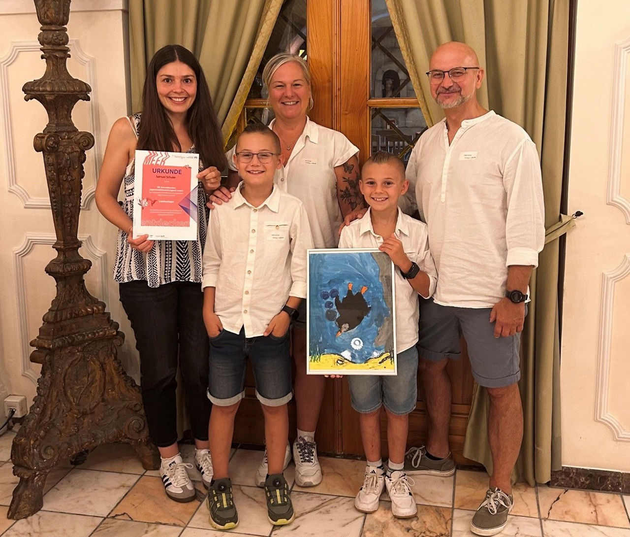 Mitarbeiterin Alina Ernst mit Familie Schuler bei der Preisverleihrung "jugend creativ"