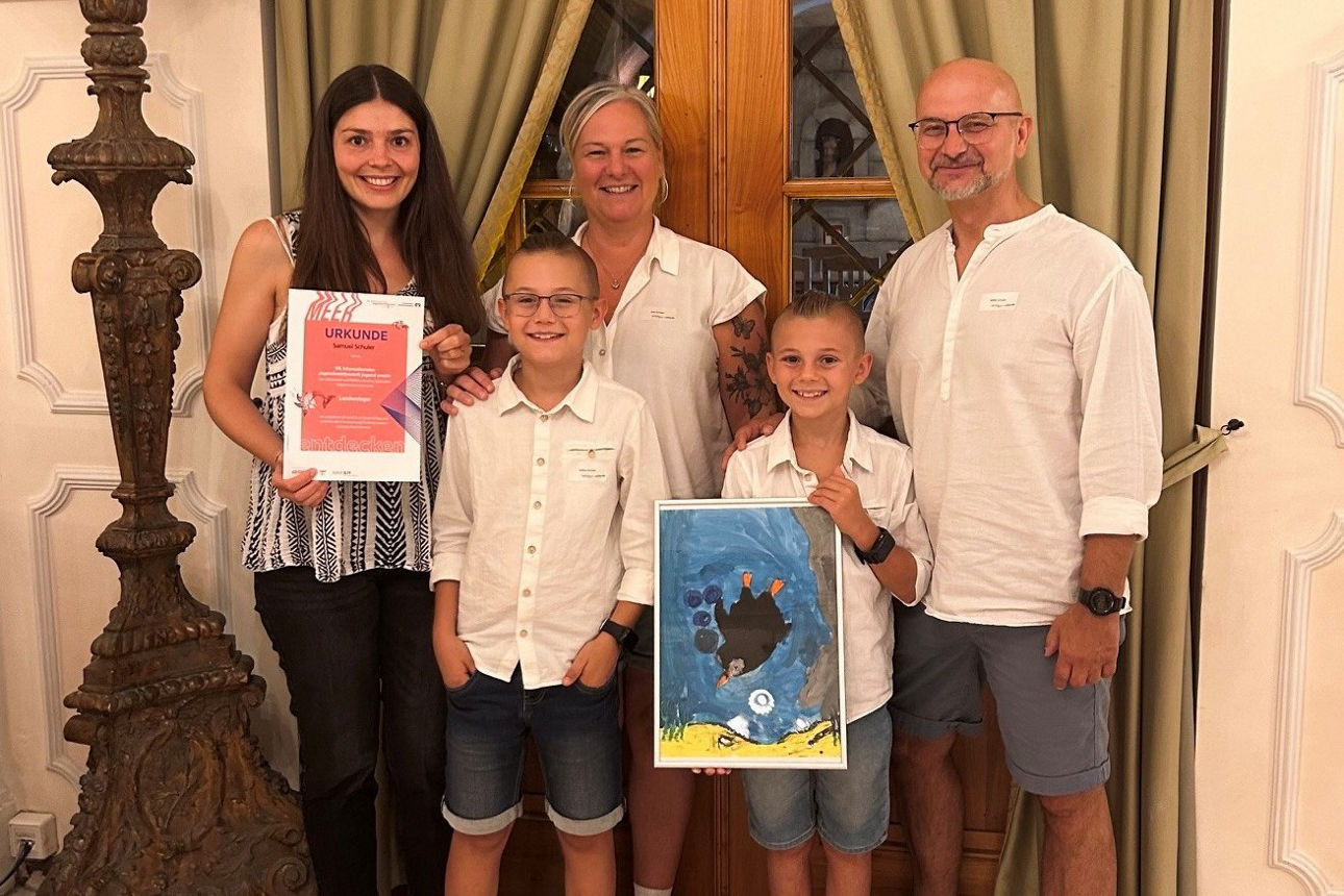 Mitarbeiterin Alina Ernst mit Familie Schuler bei der Preisverleihung "jugend creativ"