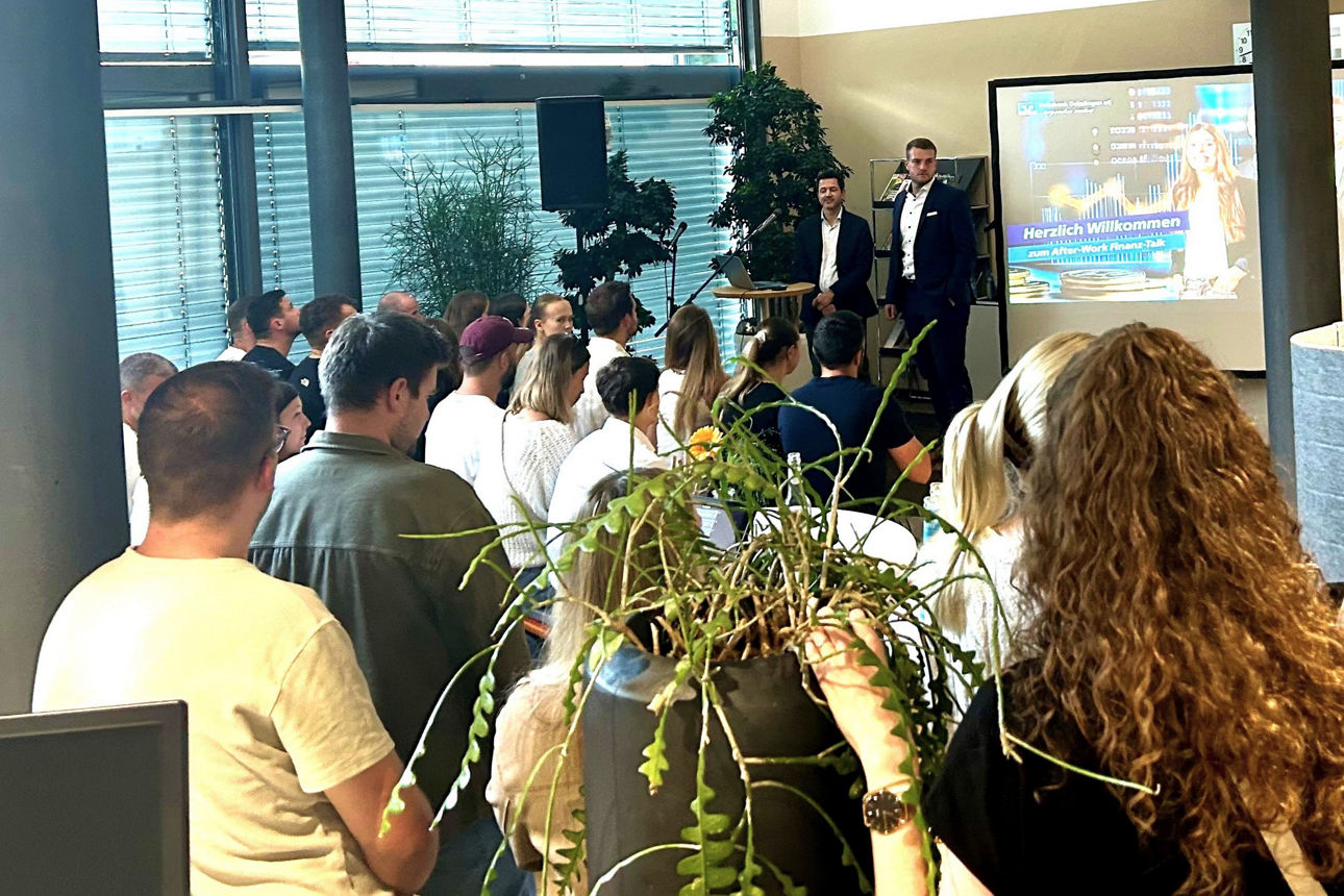 Bild der stattgefundenen Veranstaltung "After-Work Finanz-Talk", mehrere Personen zu sehen