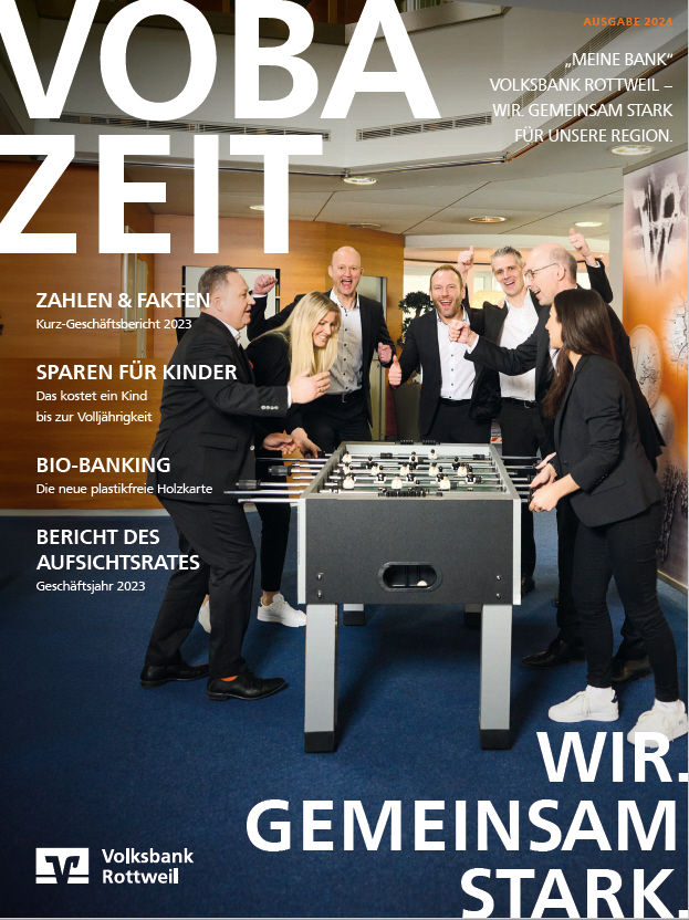 Titelbild der Kundenzeitung. Sechs Männer und zwei Frauen spielen Tischkicker und jubeln, weil ein Tor geschossen wurde.