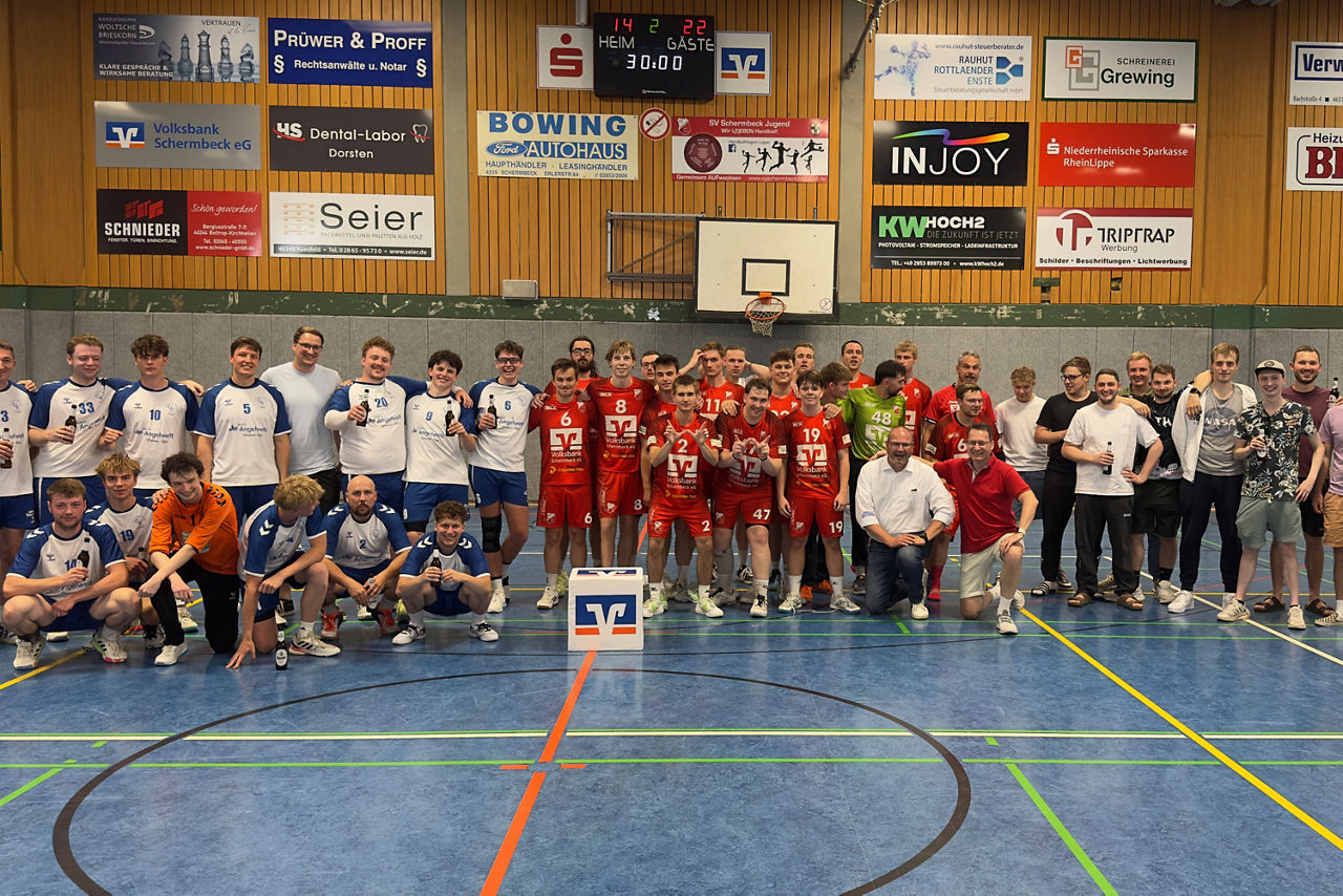 Handballmannschaften in Mannschaftsaufstellung in einer Sporthalle