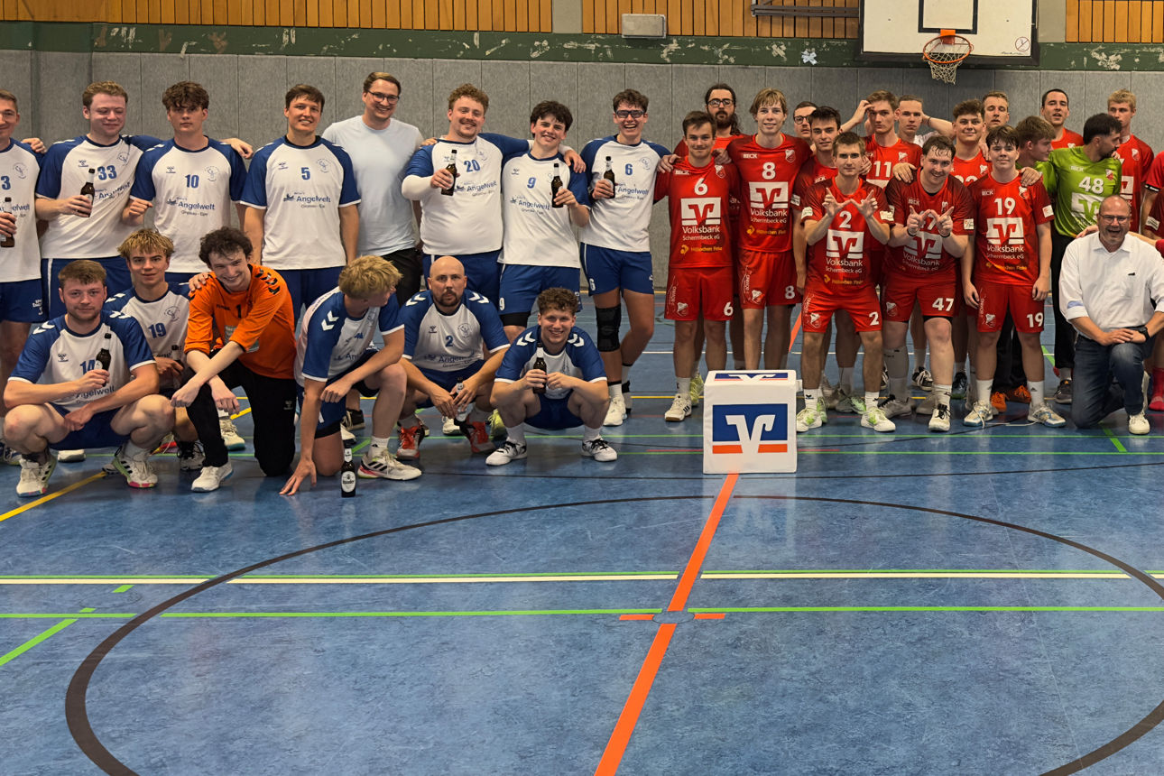 Handballmannschaften in Mannschaftsaufstellung in einer Sporthalle