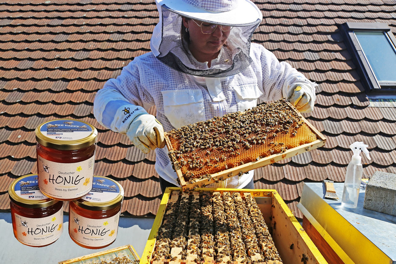 Eine Imkerin mit Bienenwabe. Im Vordergrund stehen drei Honiggläser