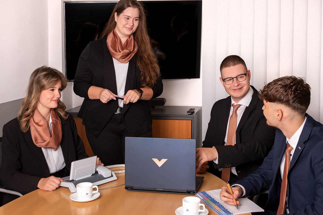 Auszubildenende der Volksbank Franken mit Laptop an einem Schreibtisch