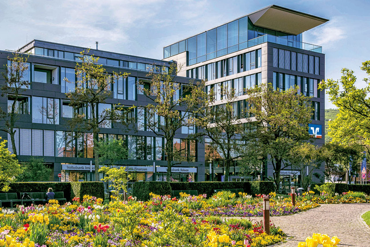 Eine Frau und ein Mann an einem Laptop