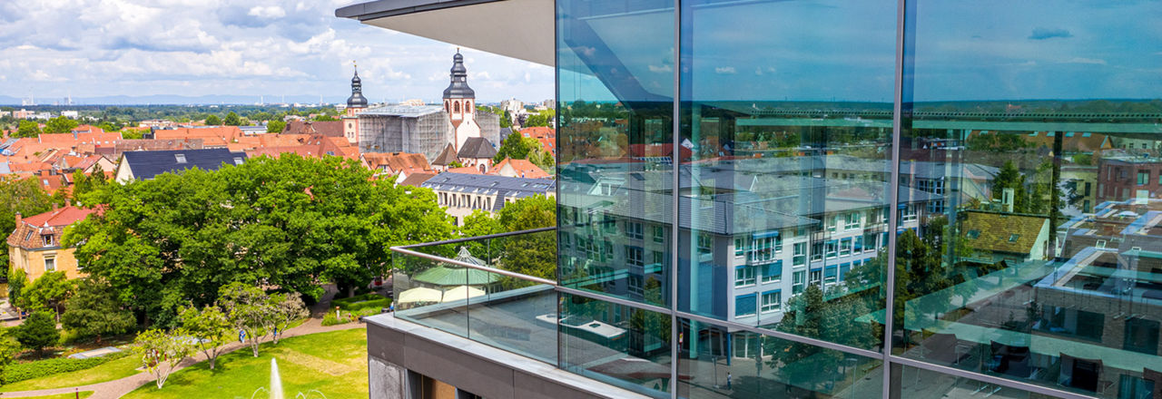 Volksbank Ettlingen Gebäude mit Altstadt im Hintergrund