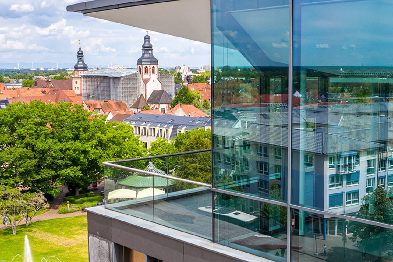 Volksbankgebäude mit Ettlinger Altstadt im Hintergrund