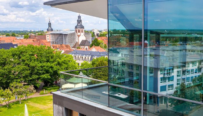 Volksbankgebäude mit Ettlinger Altstadt im Hintergrund