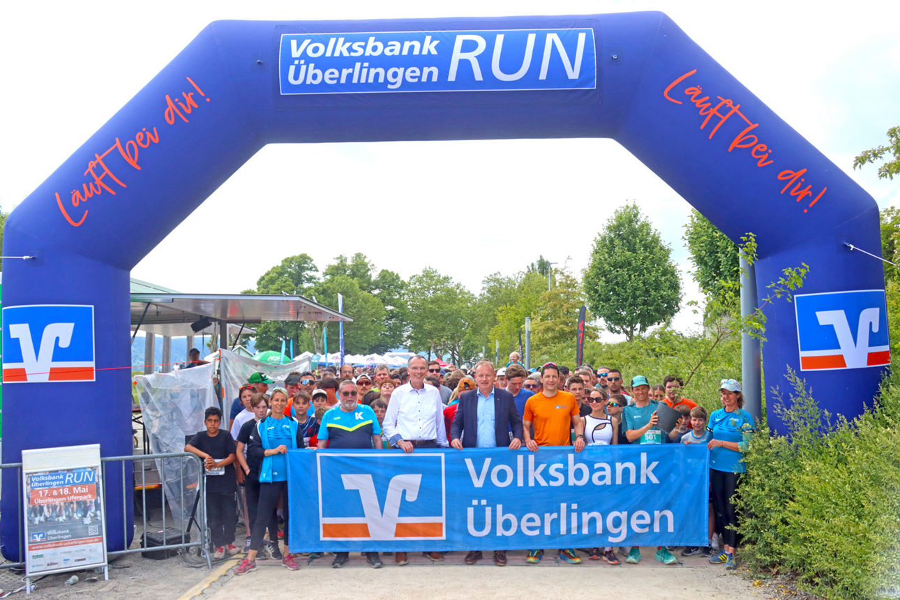 Läufer/innen beim Start des Volksbank Überlingen RUNs