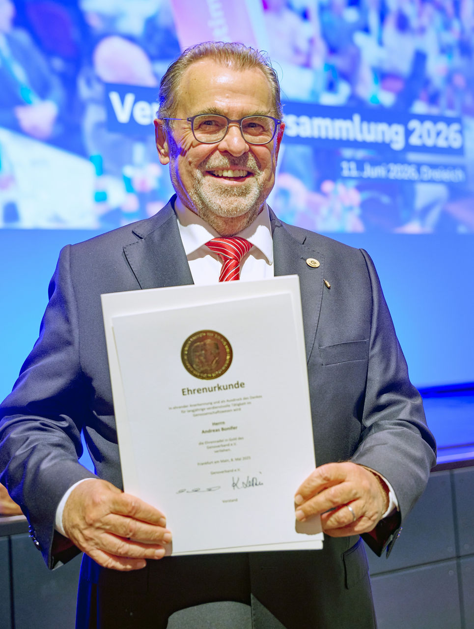 Andreas Bonifer mit Goldener Ehrennadel des Genoverbandes