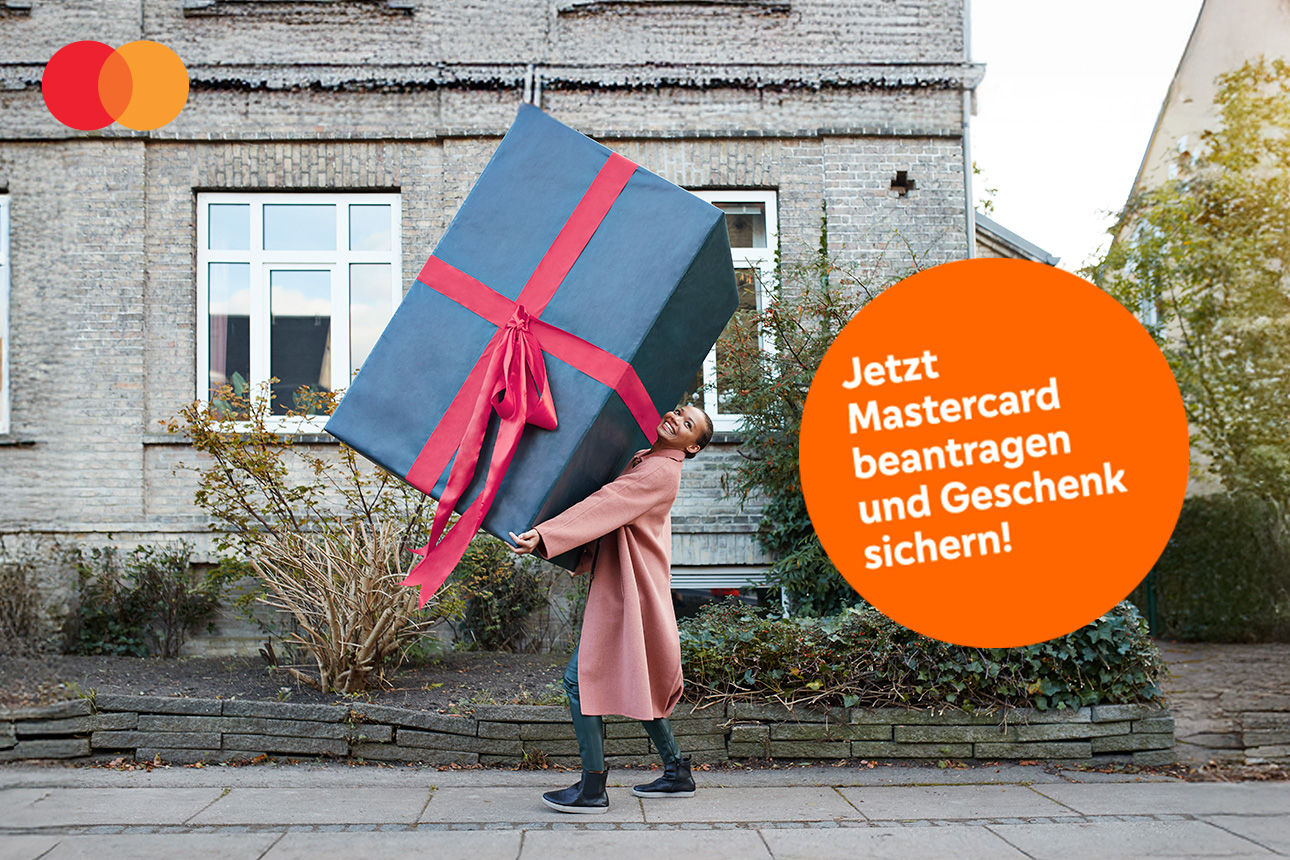 Frau trägt großes Geschenkpaket