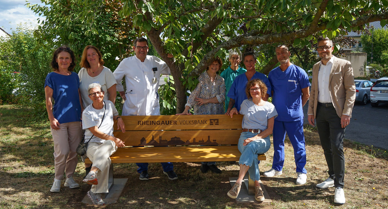 Übergabe der Bank an Mitarbeiter des Hospiz und des Krankenhauses