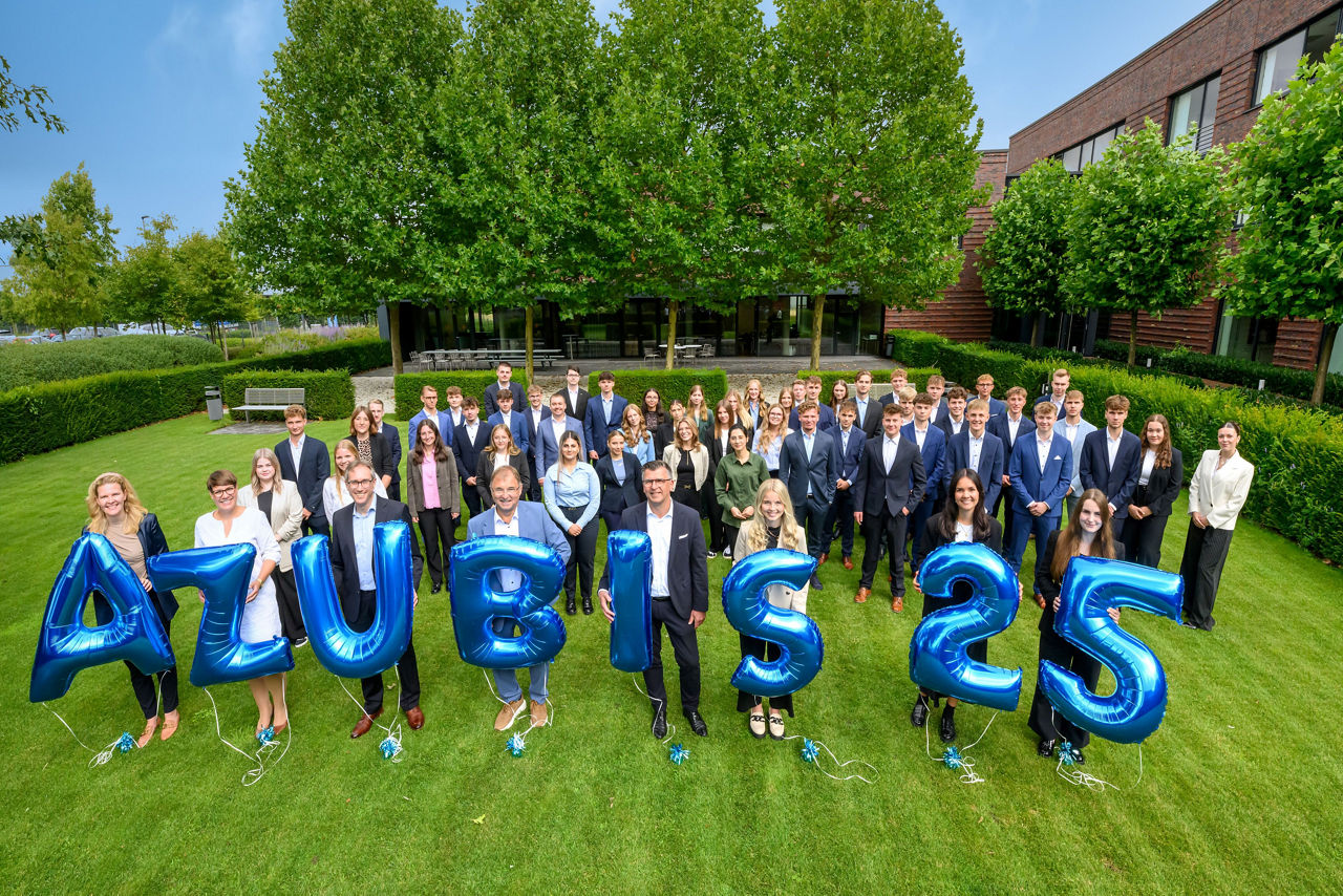 Das Bild zeigt 48 junge Talente, ihre Ausbildung bei der Volksbank im Münsterland starten.