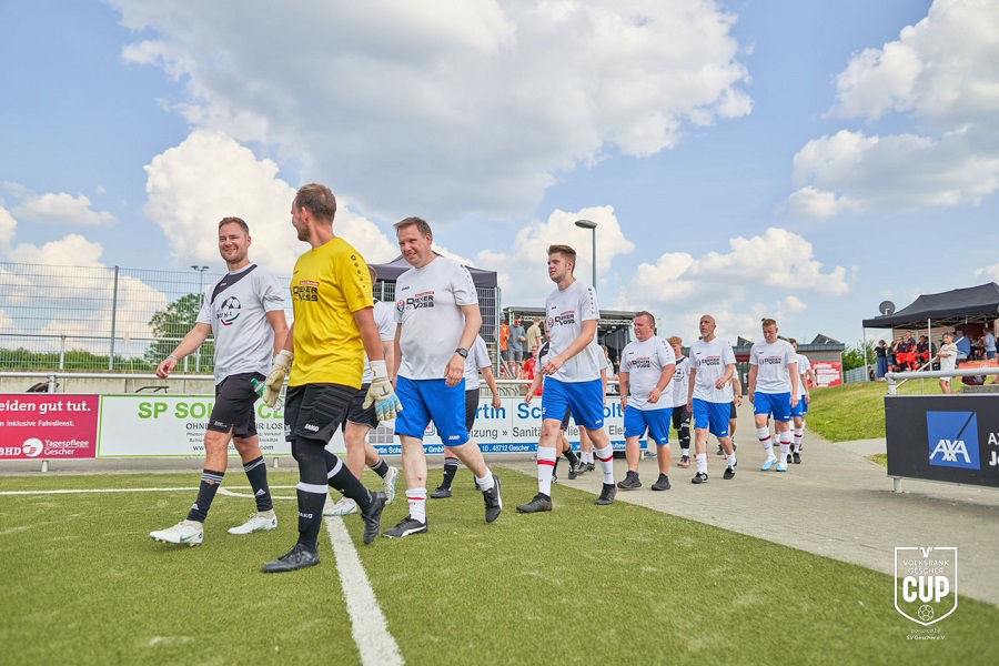 Fußballspieler betreten den Platz