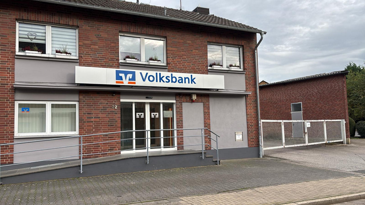 Außenaufnahme der Volksbank-Filiale in Bedburg-Kirchherten