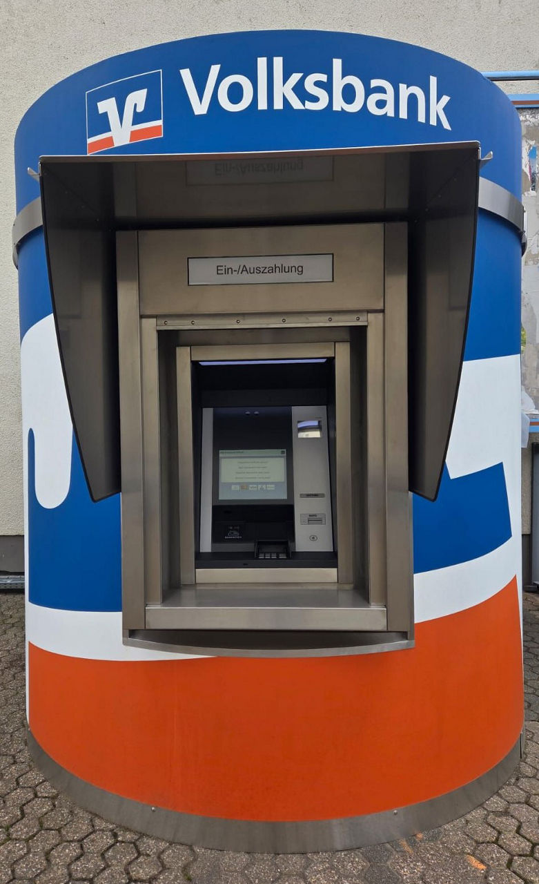 Runder Beton-Pavillon mit eingebautem Ein- und Auszahlautomat