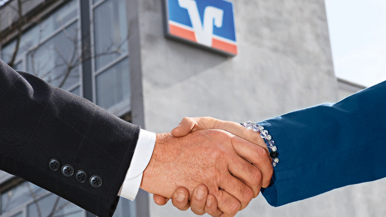 Händeschülleln mit dem Logo der Volksbanken Raiffeisenbanken