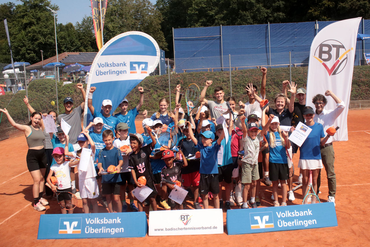 Jubelnde Kinder auf dem Tennisplatz