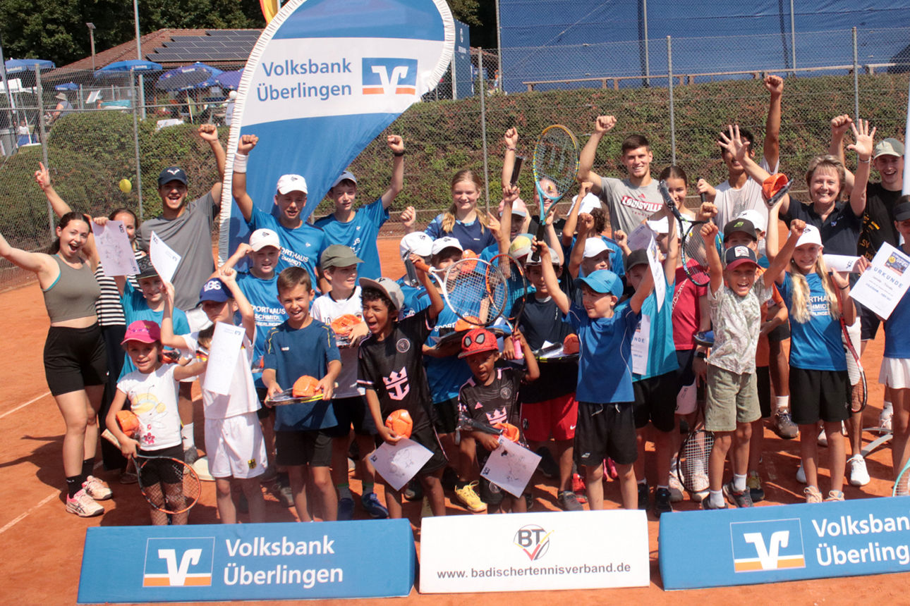Jubelnde Kinder auf dem Tennisplatz