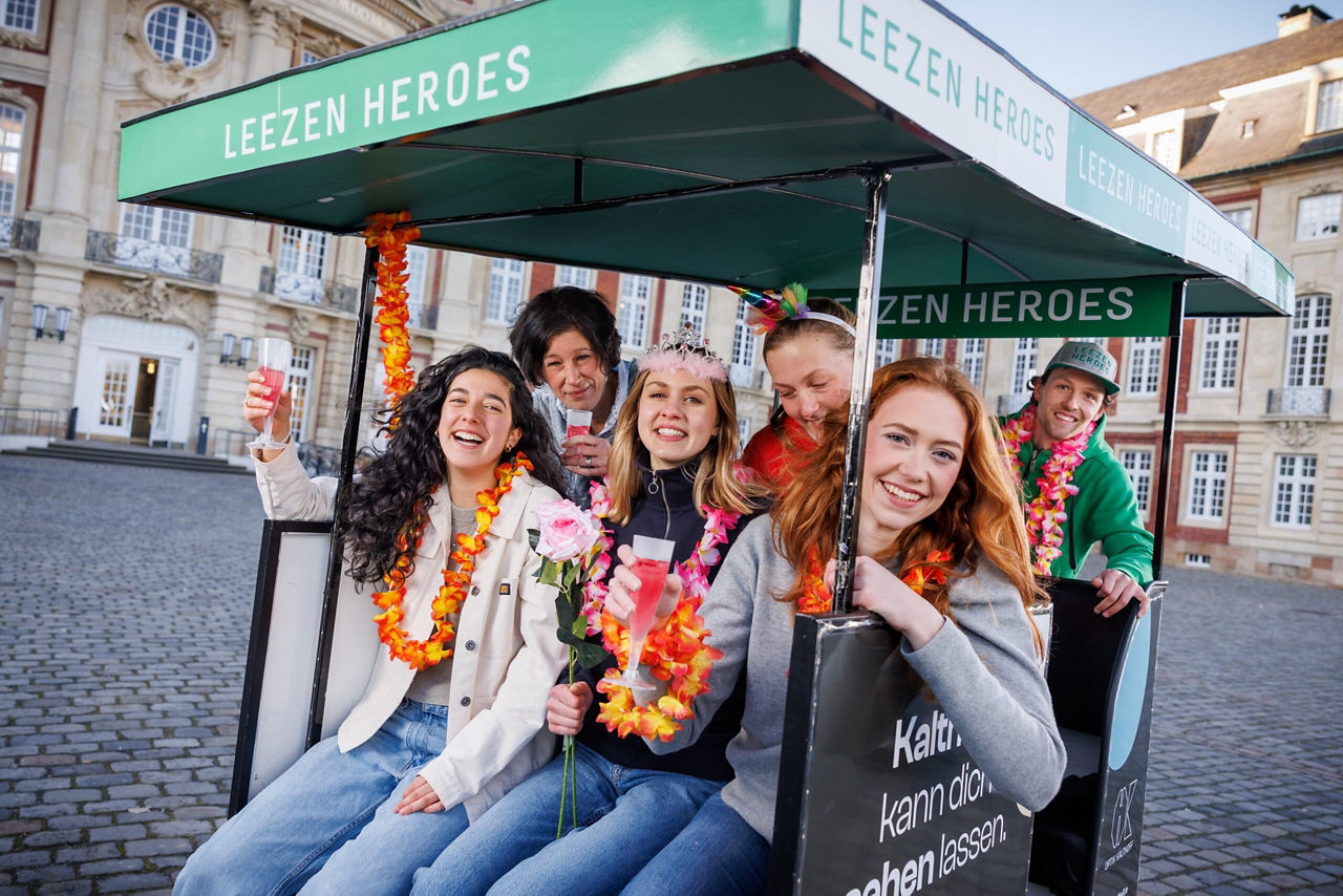 Beim Baustellen-Gewinnspiel “Dein Quartier. Dein Gewinn.” winken Plätze in der Rosenmontags-XL-Rikscha.