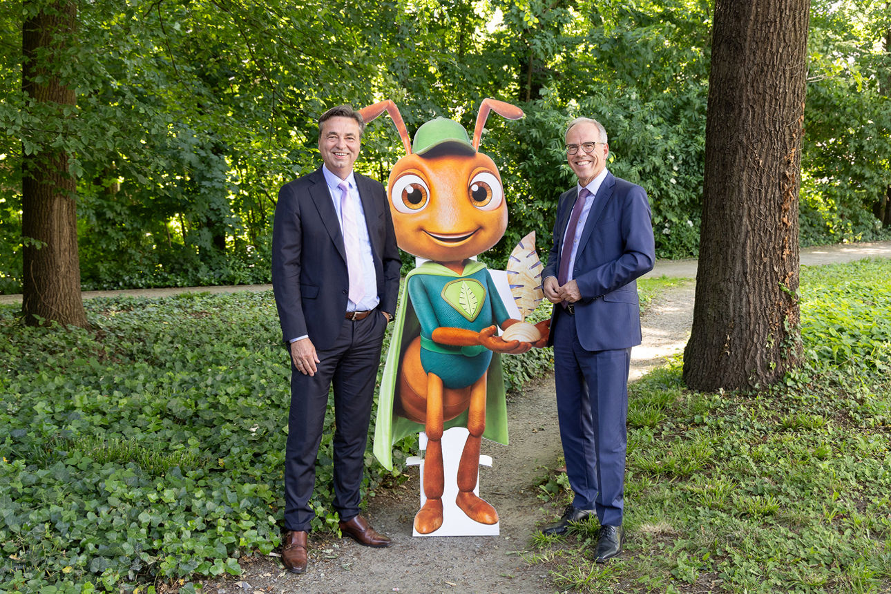 Klimaheld Maskottchen und Vorstand der Volksbank Ruhr Mitte
