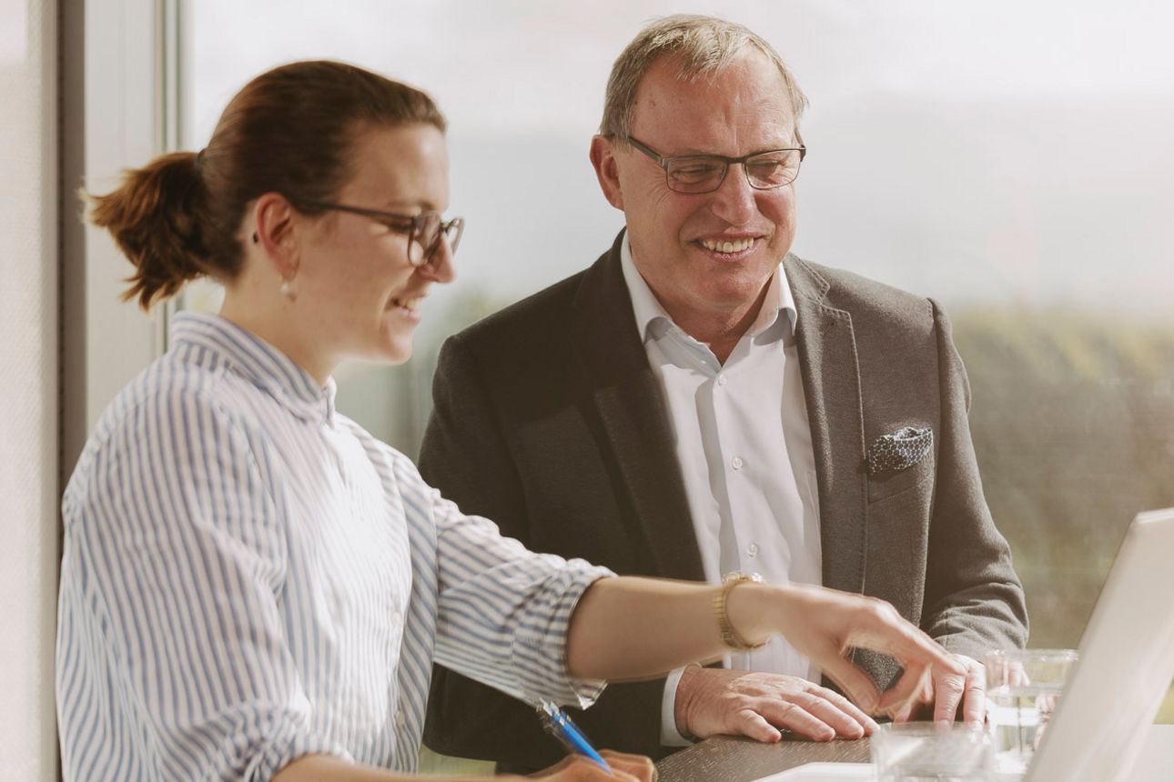 Eine Frau schaut zusammen mit einem Mann auf einen Bildschirm