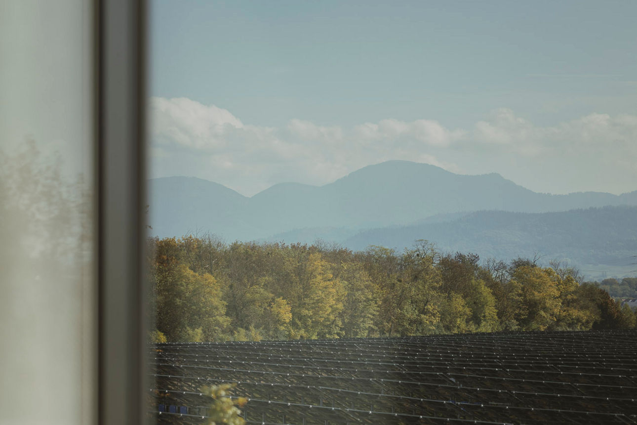 Ausblick auf Schwarzwald und Solarpark im Gewerbepark Breisgau in Eschbach