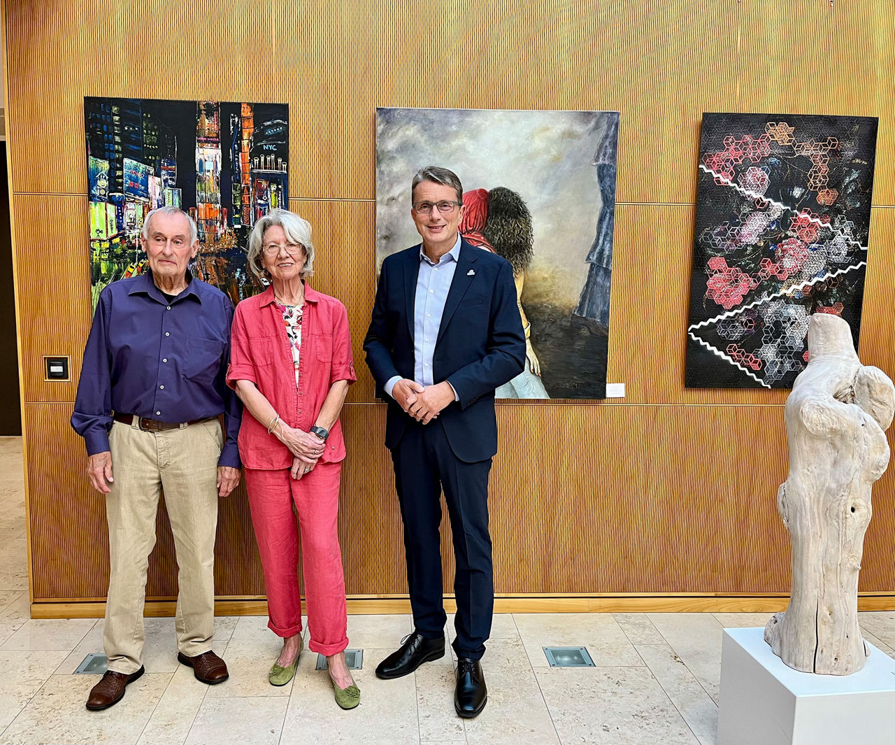 Die Vorstände vom Galerie-Förderverein Frido Jacobs, Renate Himstedt und Volksbank Co-Vorstandsvorsitzender Michael Deitert