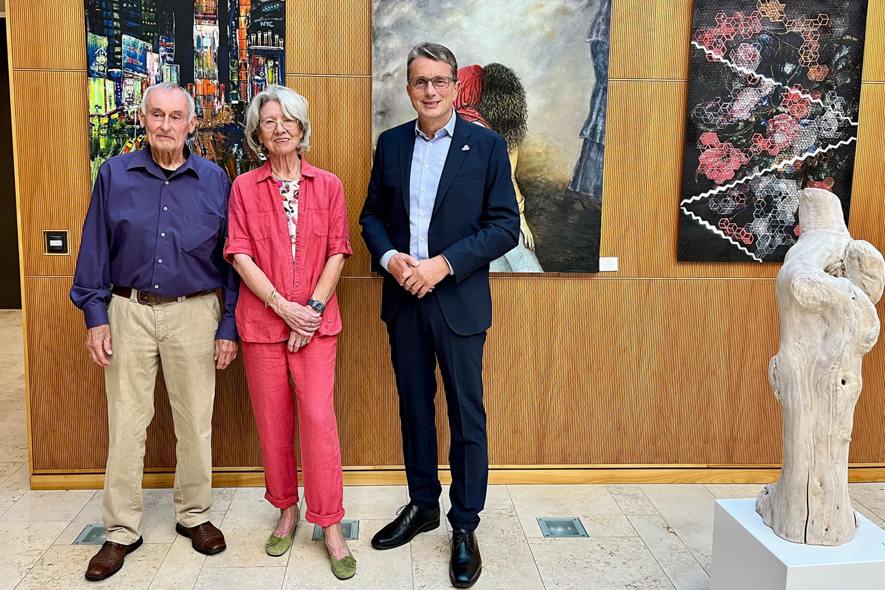 Die Vorstände vom Galerie-Förderverein Frido Jacobs, Renate Himstedt und Volksbank Co-Vorstandsvorsitzender Michael Deitert