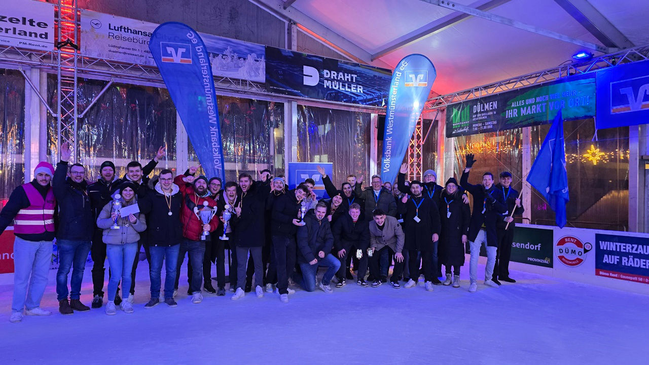 Teilnehmer bei den Eisstock Masters auf der Dülmener Eisbahn 2025