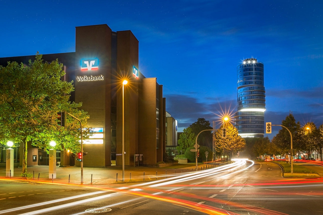 Hauptstelle der Volksbank an der Universitätsstraße in Bochum bei Nacht