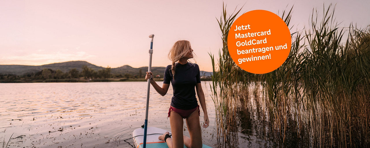 Eine Frau kniet auf einem Stand-Up Paddle