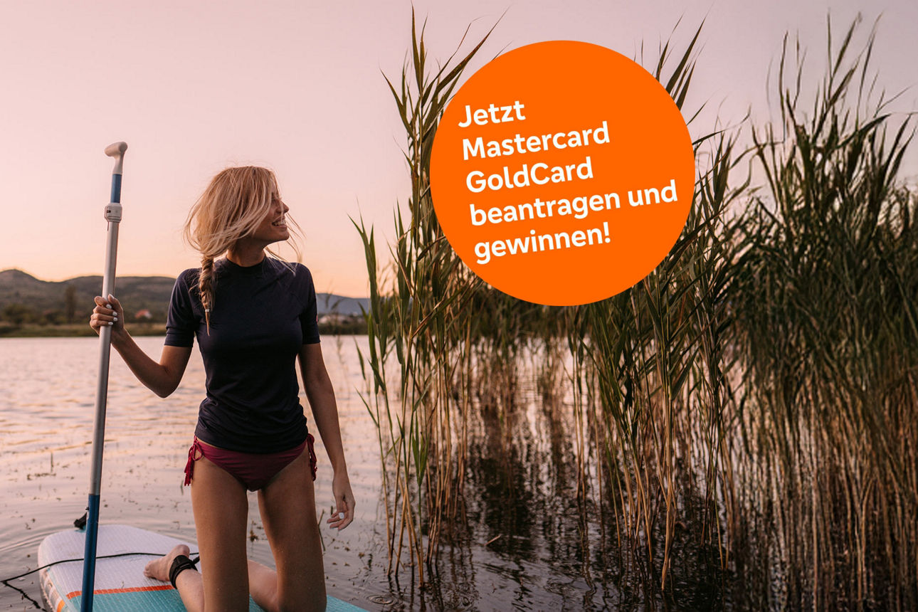Eine Frau kniet auf einem Stand-Up Paddle