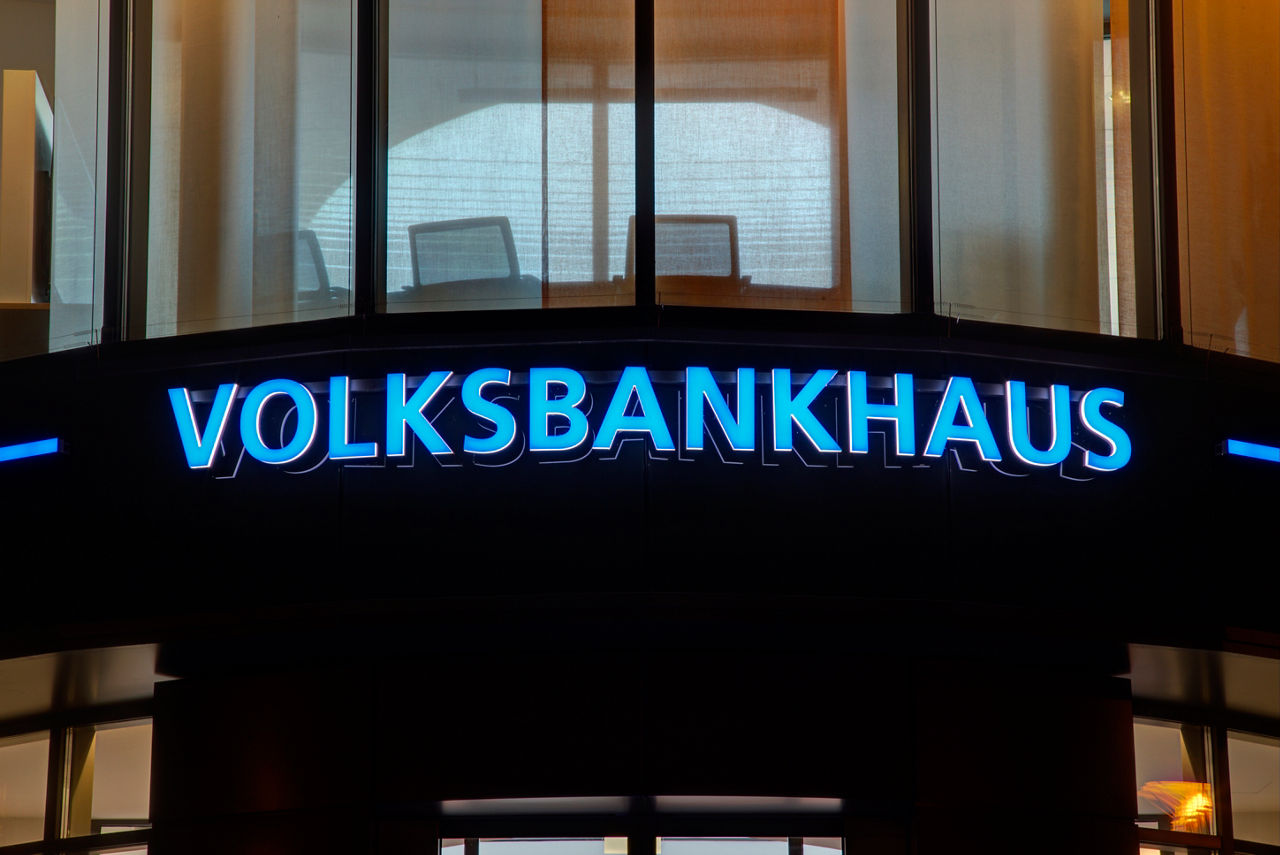 Volksbankhaus Schild bei Nacht