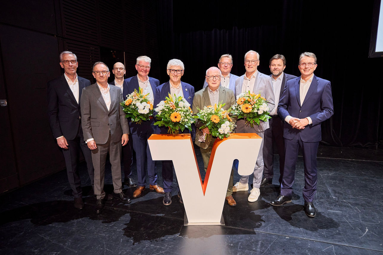Das Vorstandsteam und die wiedergewählten Aufsichtsratsmitglieder der Volksbank in Ostwestfalen.