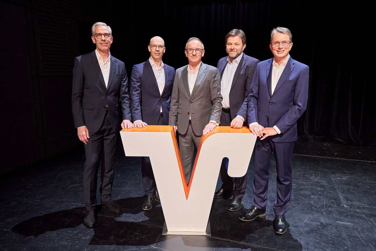 Das Vorstandsteam der Volksbank in Ostwestfalen auf der Vertreterversammlung 2025 in der Stadthalle Bielefeld.