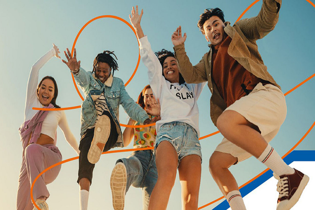 Eine Gruppe von Teenager springt in die Luft