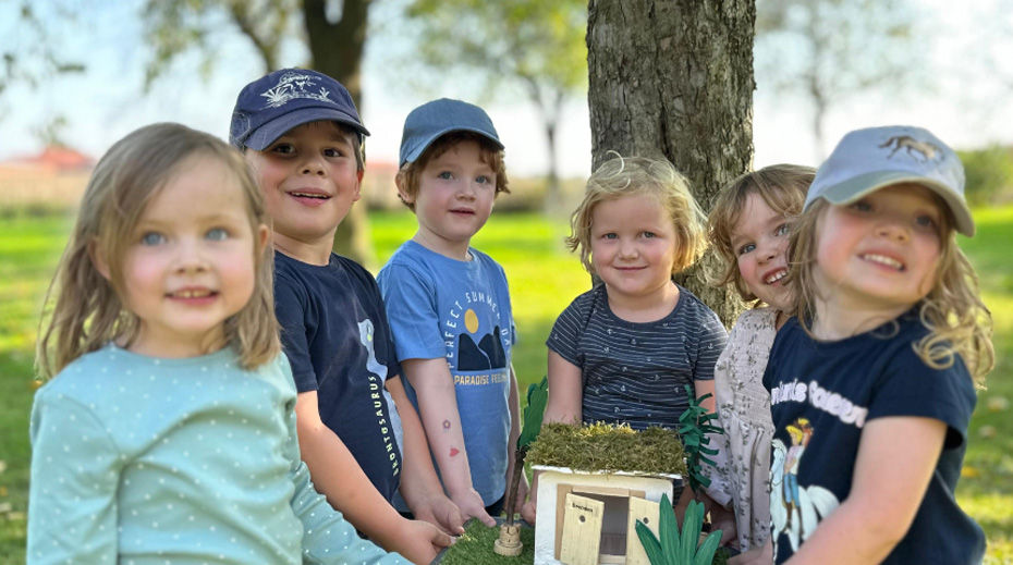 6 Kinder stehen draußen 