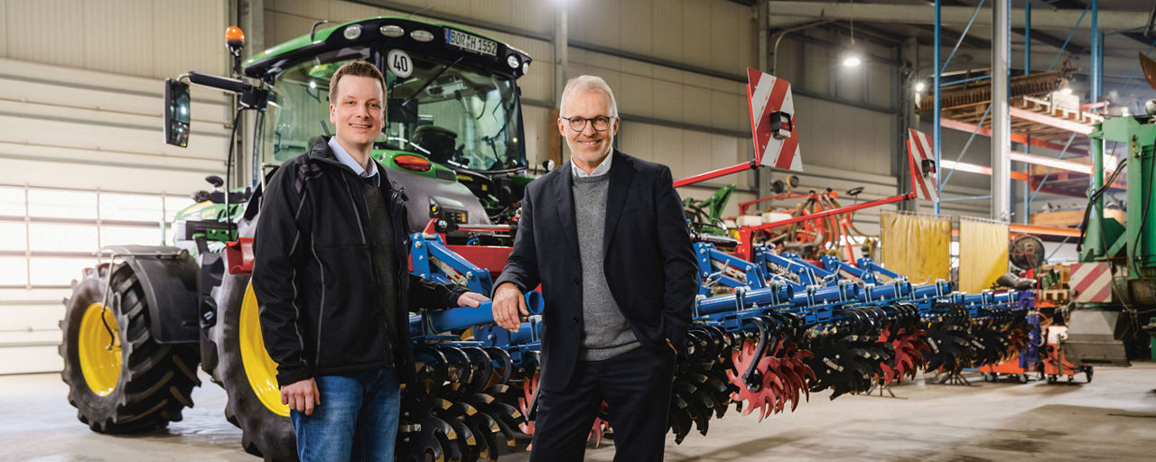 Firmenkundenberater Hubert Pels mit Landwirt aus der Region
