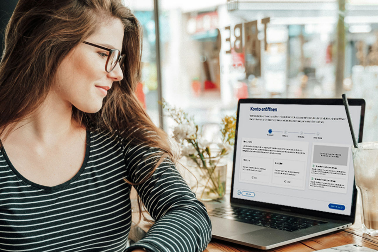 Frau in Kaffe schaut auf Ihren Laptopmonitor