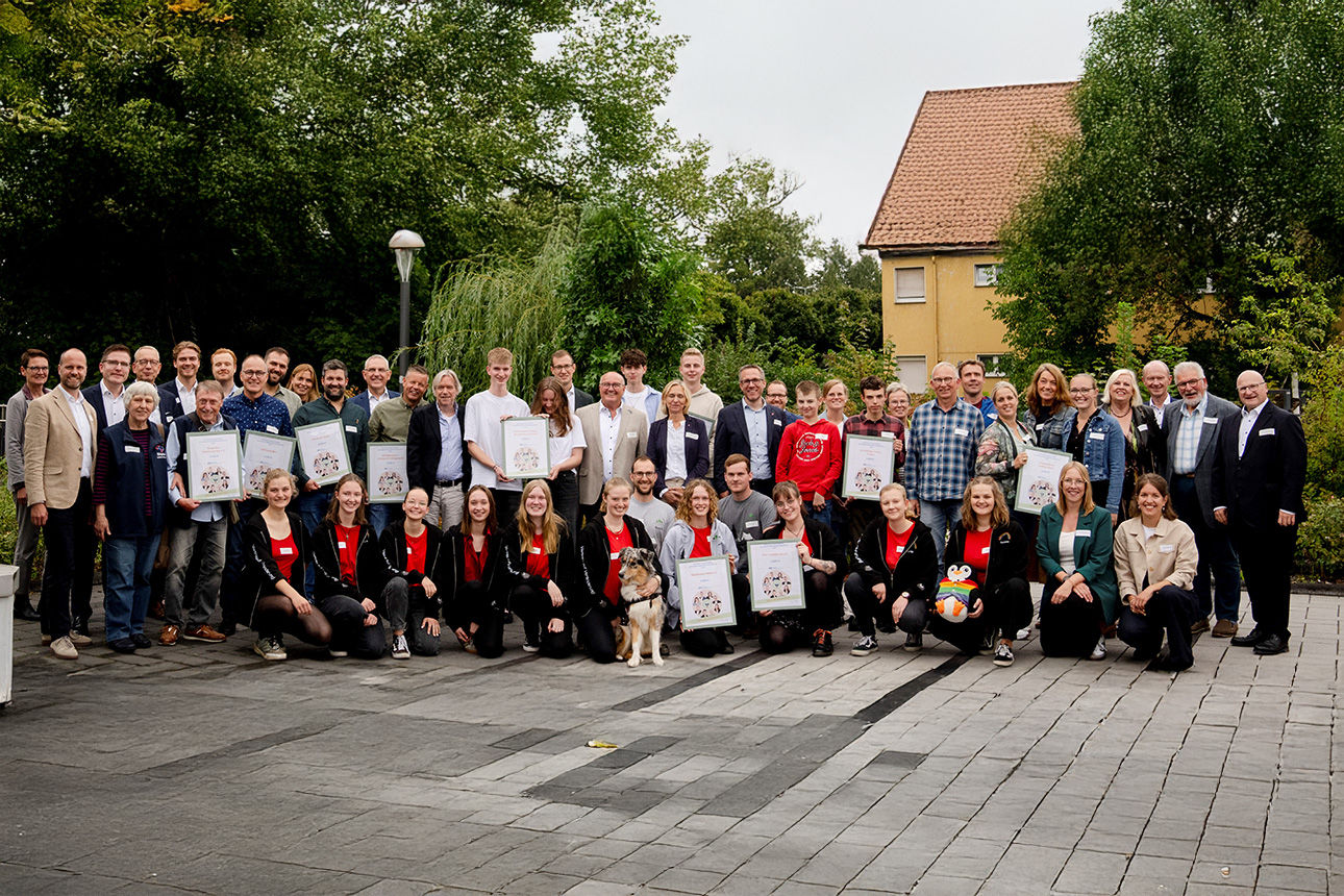 Gruppenfoto mit vielen Leuten 